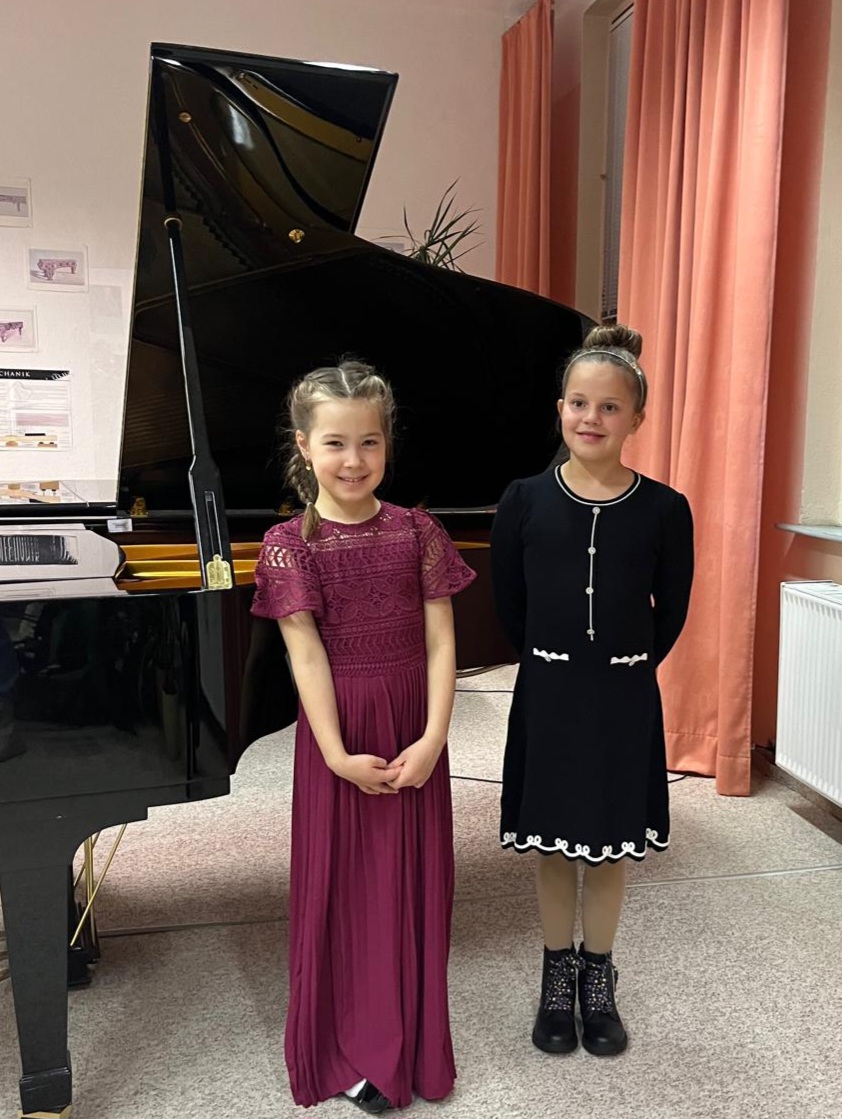 Emma Kleye AG 1a und Marlene Schneider AG 1b