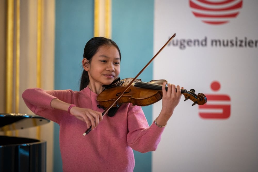 Bild einer Teilnehmerin mit Geige